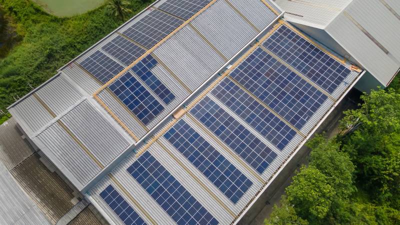 Installation de panneaux photovoltaïques sur le toit d'un entrepôt industriel à Aubagne dans les Bouches du Rhône